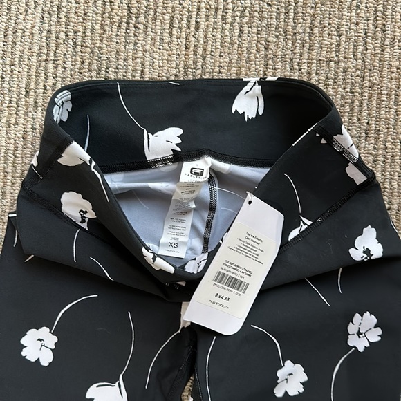 NWT fabletics xs/4 leggings. - Picture 4 of 4